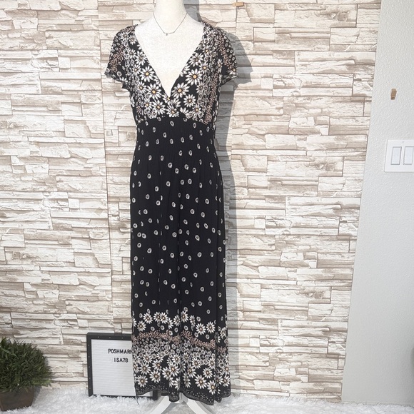 Kindred Dresses & Skirts - REPOSHED Black Daisy-Print V-Neck Maxi Dress